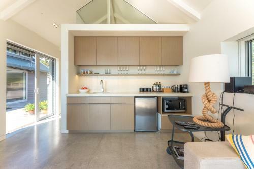 Oneroa Beachfront Apartment