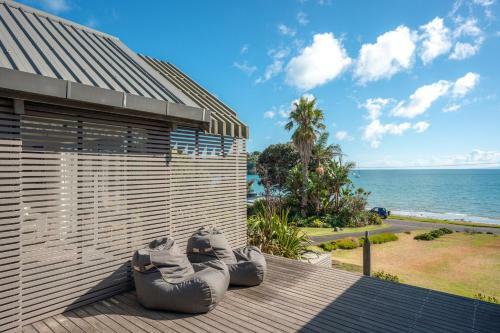 Oneroa Beachfront Apartment