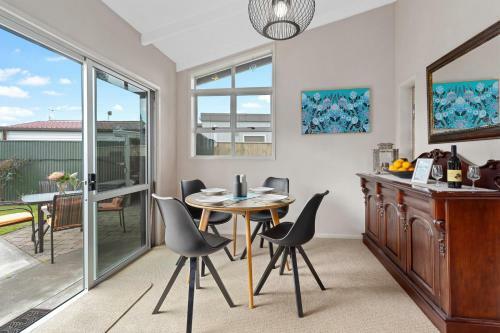 Moreton View - Gisborne Holiday Home