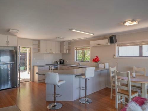 Paradise By The Beach - Simpson's Beach Holiday Home