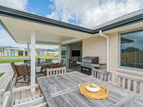 Peaceful On Palm - Whitianga Holiday Home
