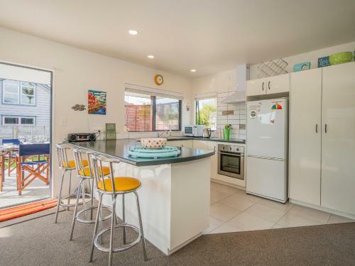 Sunlight Bach - Whitianga Holiday Home
