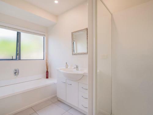 Sunlight Bach - Whitianga Holiday Home