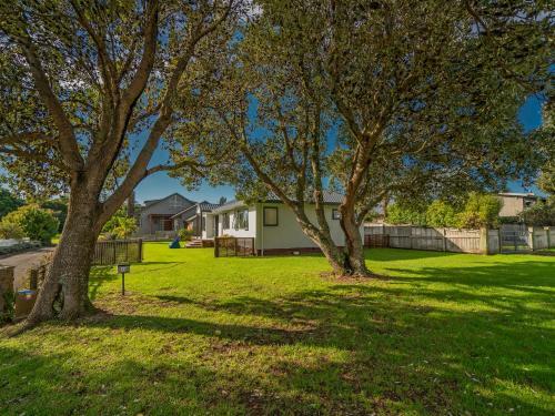 Sunlight Bach - Whitianga Holiday Home