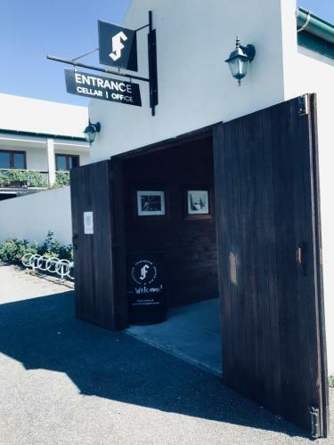 Te Waiharakeke Holiday Home