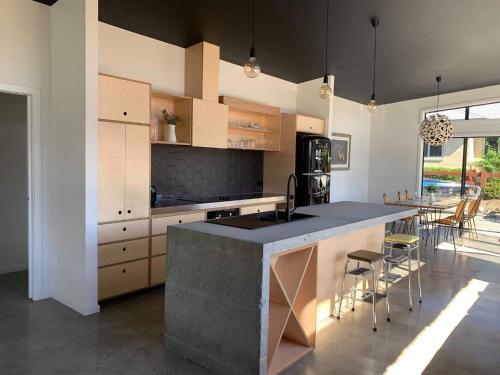 Lakefront Luxury In Old Cromwell **new 3br Home**