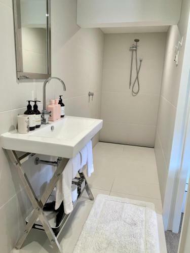 Hostal Mill Cottage - Boutique Accommodation And Garden
