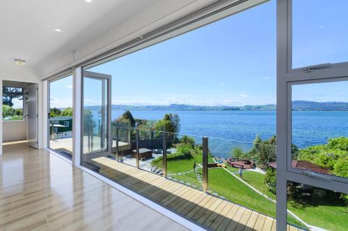Villa Luxury Lakeside Retreat