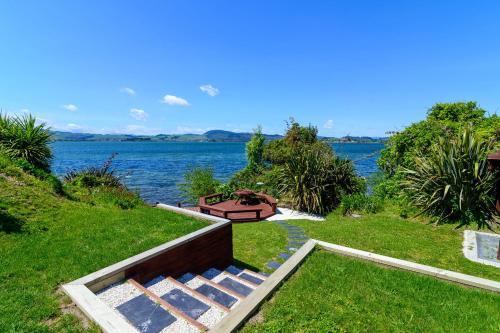 Villa Luxury Lakeside Retreat