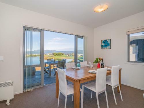 Matarangi Villa On Golf Course - Matarangi Holiday Home