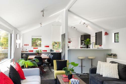 16 Guests In Cbd. No Hills. No Taxis. Unique!