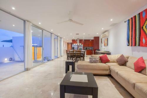 Panoramic Oceanview Home With Private Resort-style Pool