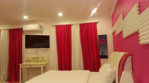 Pink Apartment Near Airport