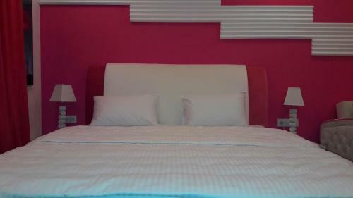 Pink Apartment Near Airport
