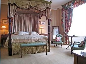 The Golden Fleece Hotel