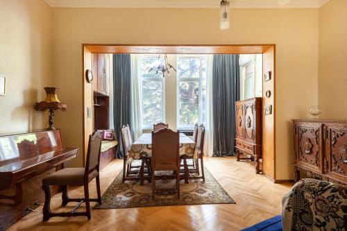 Family Apartment On Agmashenebeli