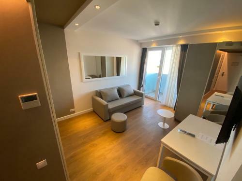 Gq Elite Apartments In Alliance Palace