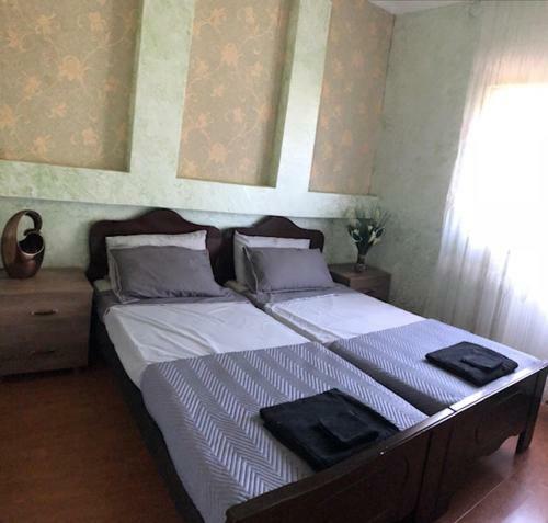 Hostal Mzeos House