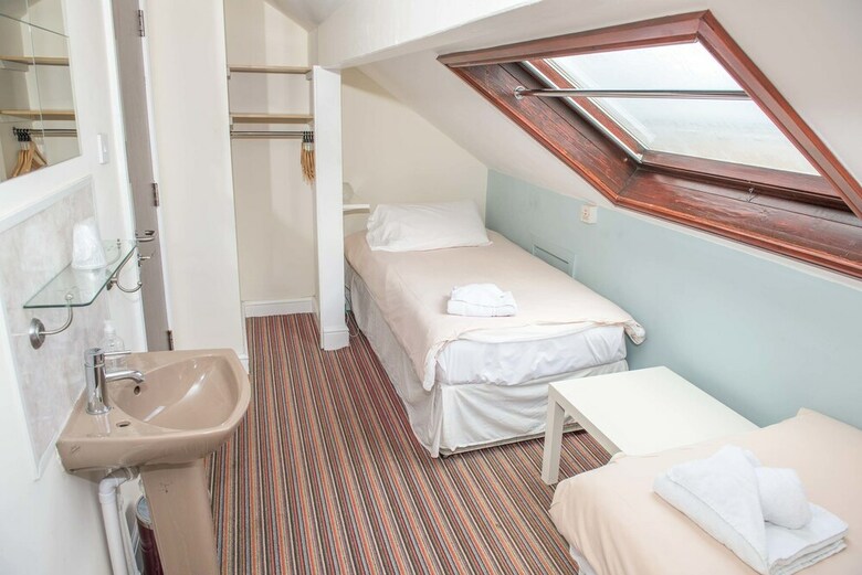 Hostal Leonardos Guest House