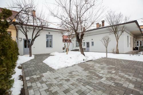 Old Town Courtyard Apartment With Private Parking