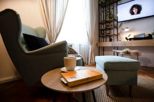 Old Town Courtyard Apartment With Private Parking
