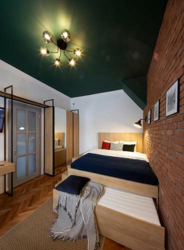 Old Town Courtyard Apartment With Private Parking
