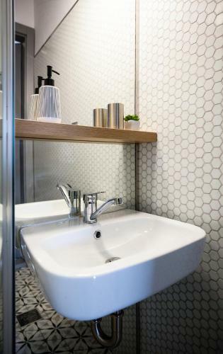 Old Town Courtyard Apartment With Private Parking