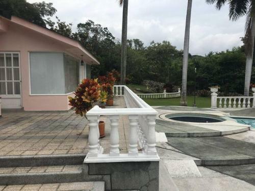 Hermosa Villa - Piscina - Jacuzzi - Jardines