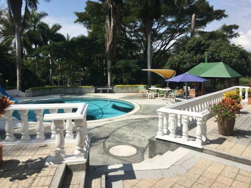 Hermosa Villa - Piscina - Jacuzzi - Jardines