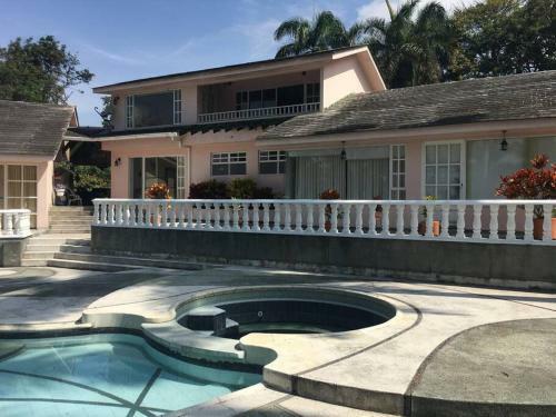 Hermosa Villa - Piscina - Jacuzzi - Jardines