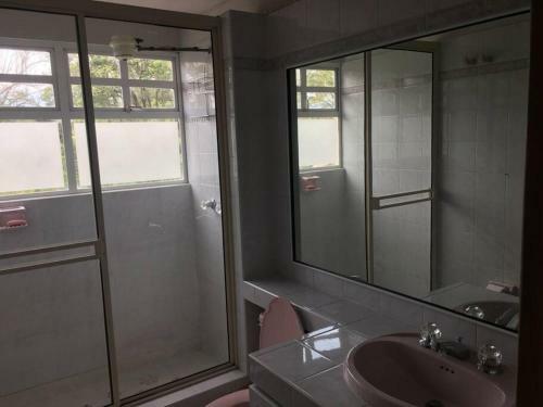 Hermosa Villa - Piscina - Jacuzzi - Jardines