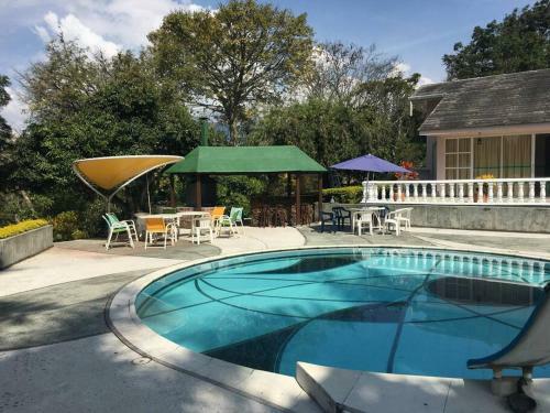 Hermosa Villa - Piscina - Jacuzzi - Jardines