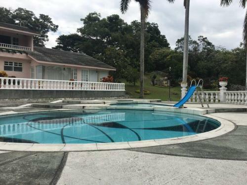 Hermosa Villa - Piscina - Jacuzzi - Jardines