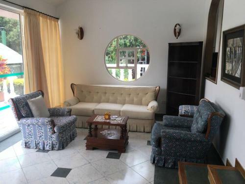 Hermosa Villa - Piscina - Jacuzzi - Jardines