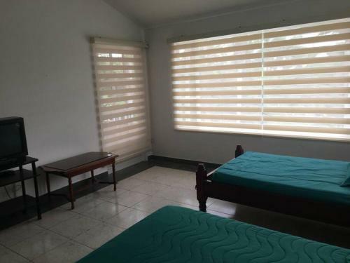 Hermosa Villa - Piscina - Jacuzzi - Jardines