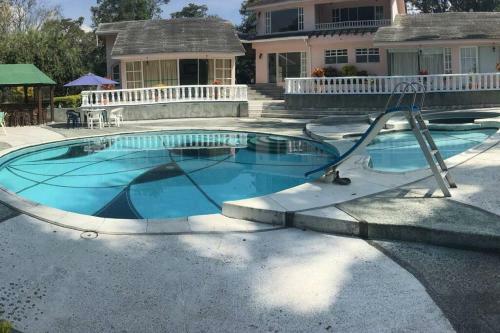 Hermosa Villa - Piscina - Jacuzzi - Jardines