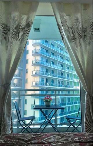 Apartamentos Azure Luxury Beach View Condo Staycation