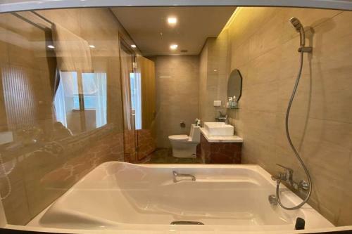 Flc Sea Tower Luxury - Queen Apartment