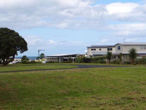 Omaha Beach Bach - Omaha Holiday Home