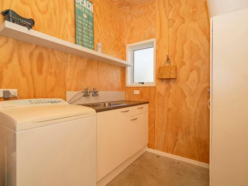 Sundaze Escape - Cooks Beach Holiday Home