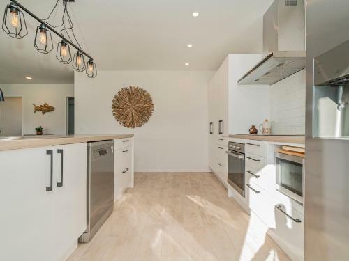 Sundaze Escape - Cooks Beach Holiday Home