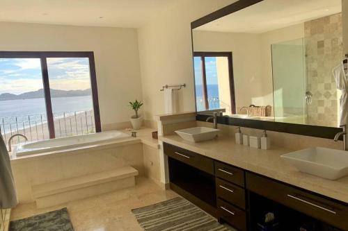 Villa Luxurious Unique & Enchanting 5 Br Ph Ocenan Front