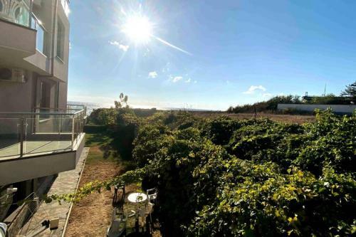 Seaview Dreamy Apartment With A Pool And Garden
