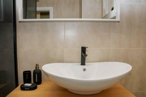 Super Luxurious & Spacious Designer Apartment.