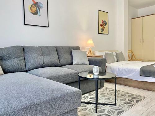 Top Location Apartment With 2bath & Parking For 6 Guests