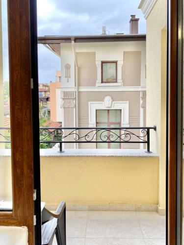 Top Location Apartment With 2bath & Parking For 6 Guests
