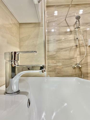 Top Location Apartment With 2bath & Parking For 6 Guests