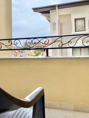 Top Location Apartment With 2bath & Parking For 6 Guests