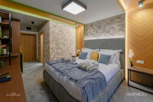 103 Alpine Hotel