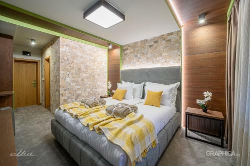 103 Alpine Hotel